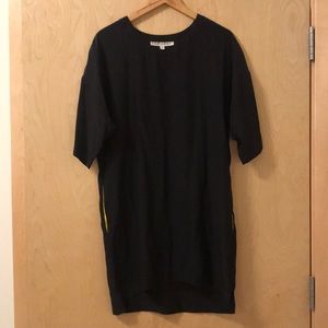 Blk short sleeve shift dress w. Yellow pop pockets